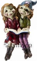 Figurine Couple Pixies lisant côte à côte, bord d'étagère